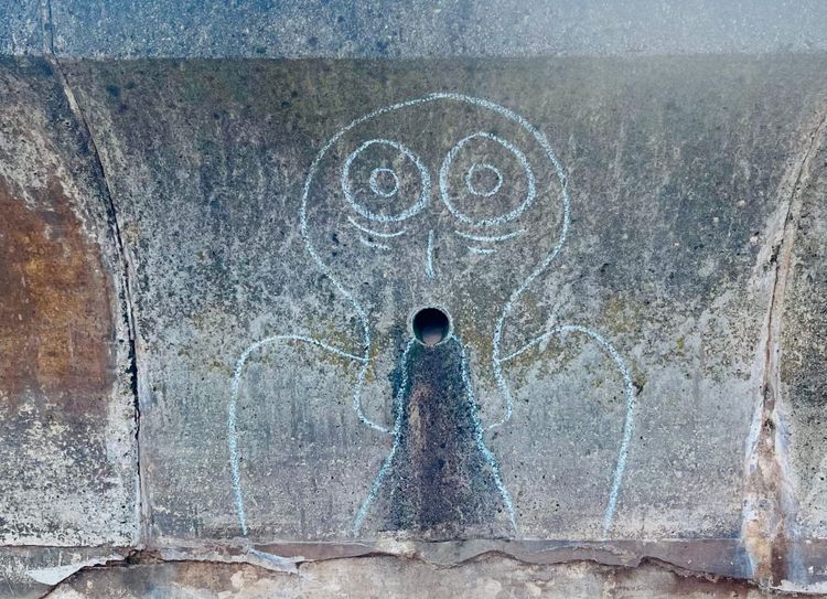 A chalk drawing of Edvard Munch's Scream on a beach wall