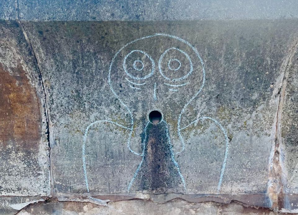 A chalk drawing of Edvard Munch's Scream on a beach wall