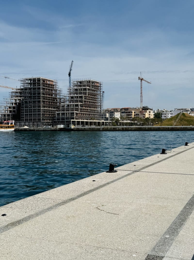 Протестите в Албания, или как архитектурата отново излезе на терена на политическото