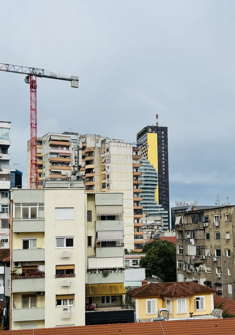Протестите в Албания, или как архитектурата отново излезе на терена на политическото