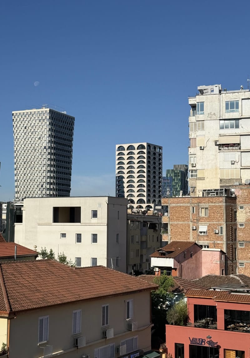Протестите в Албания, или как архитектурата отново излезе на терена на политическото