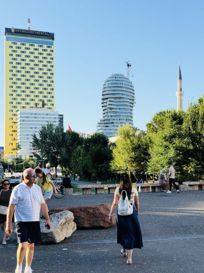 Протестите в Албания, или как архитектурата отново излезе на терена на политическото