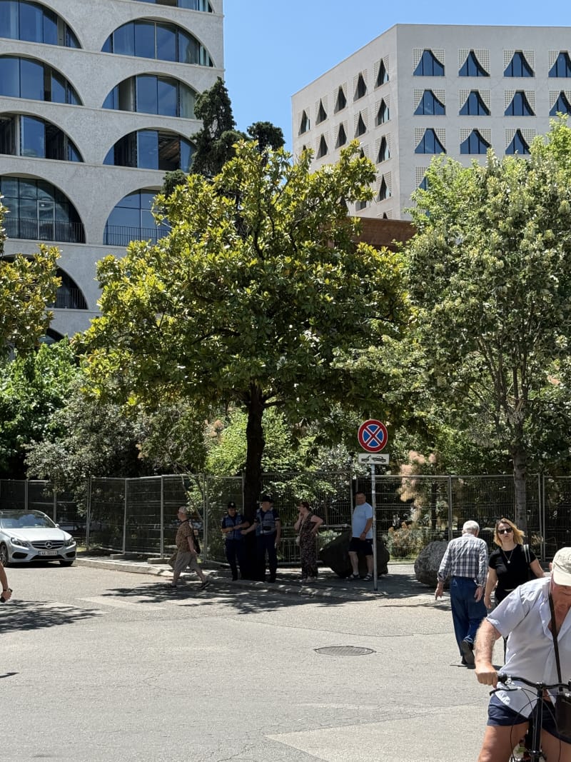 Протестите в Албания, или как архитектурата отново излезе на терена на политическото