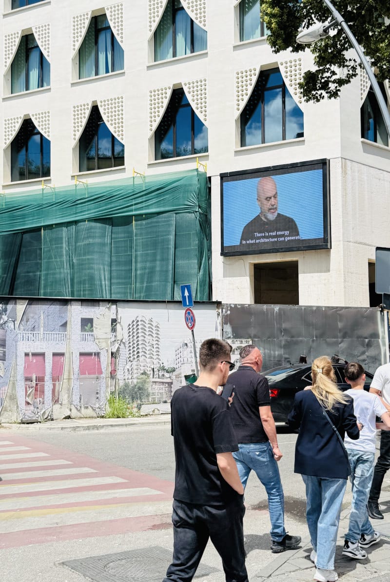 Протестите в Албания, или как архитектурата отново излезе на терена на политическото