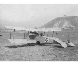 Чути под масата, седми епизод: Летала над фронта