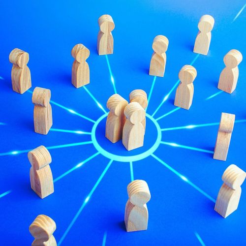 110 на 3. Или критична маса хора