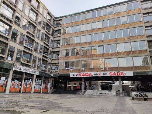 Една година след трагедията в Нови Сад. Какво става в Сърбия?