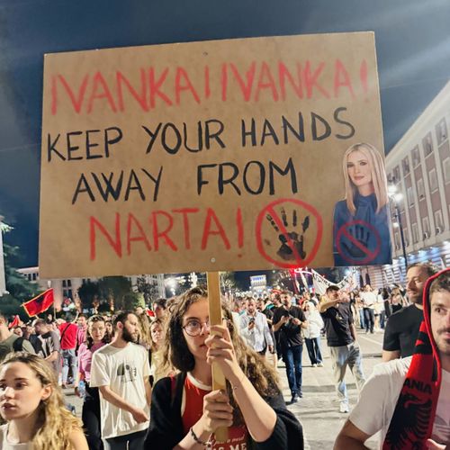 Протестите в Албания, или как архитектурата отново излезе на терена на политическото