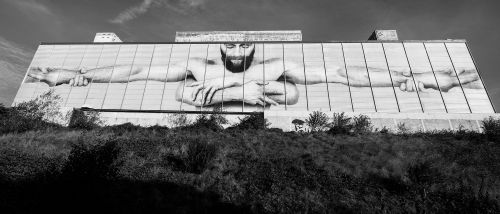 Творба на Джо Каслин върху стена на сграда