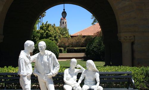 Четири статии на хора, които разговарят помежду си