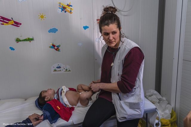 Лекарка преглежда малко дете в клиниката