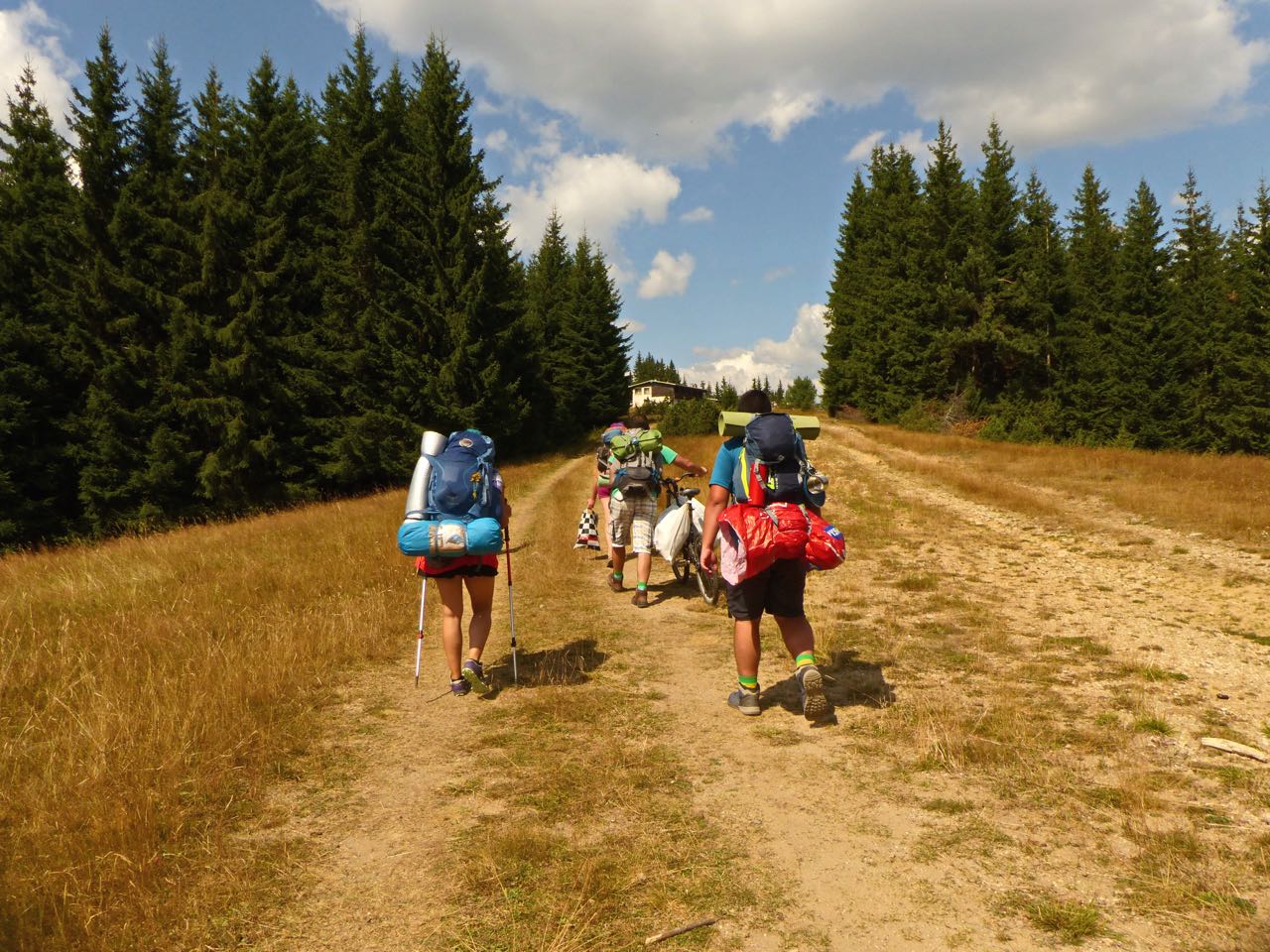Пренасяме с колело събрания боклук между х. „Чаирски езера“ и х. „Ледницата“ Пренасяме с колело събрания боклук между х. „Чаирски езера“ и х. „Ледницата“