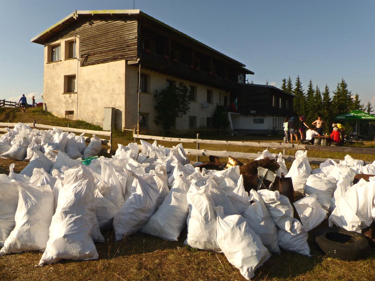 Част от боклука около х. „Ледницата“ Част от боклука около х. „Ледницата“