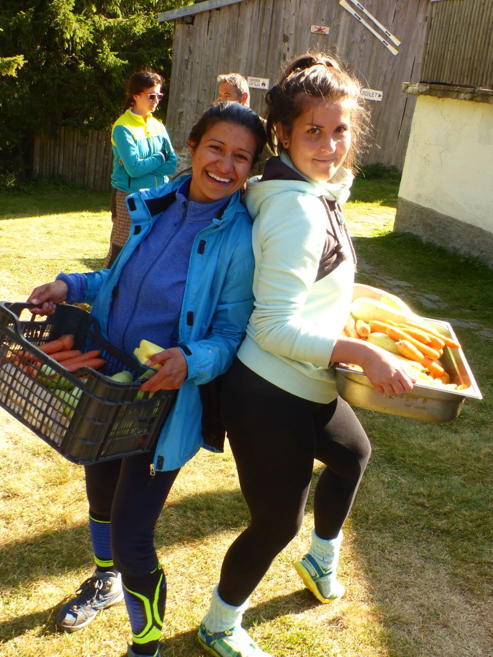 Една от готвачките на чистенето, Бори, заедно с доброволка Една от готвачките на чистенето, Бори, заедно с доброволка