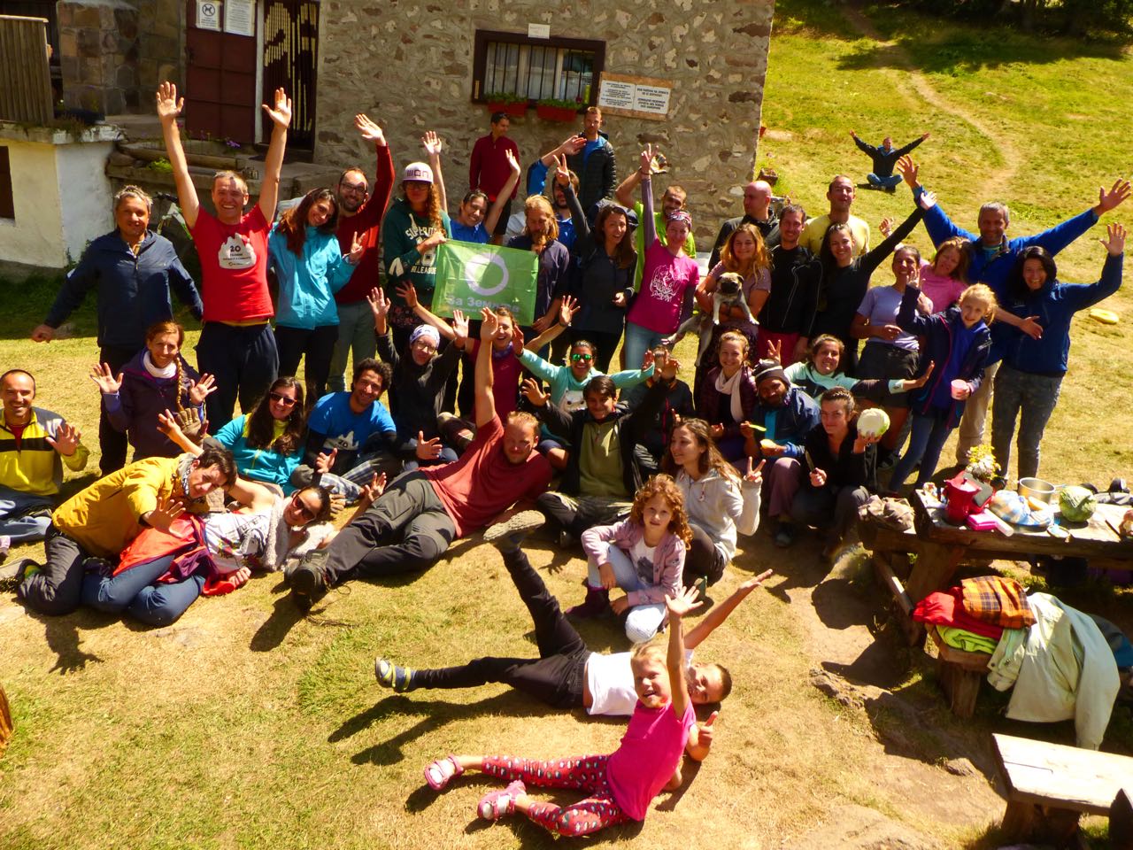 Финална обща снимка пред х. „Перелик“ Финална обща снимка пред х. „Перелик“