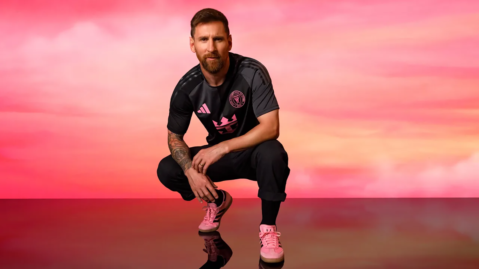 Lionel Messi wearing 2025 Inter Miami away kit
