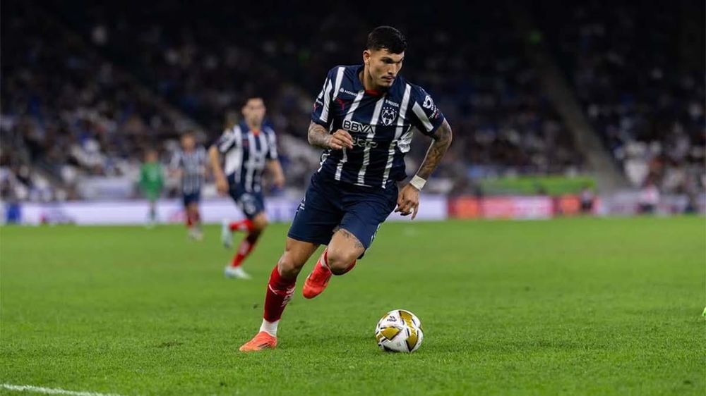 Monterrey forward Brandon Vázquez dribbling ball 