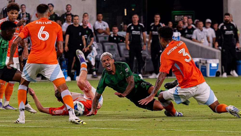 Dani Pereira falling down surrounded by Houston players