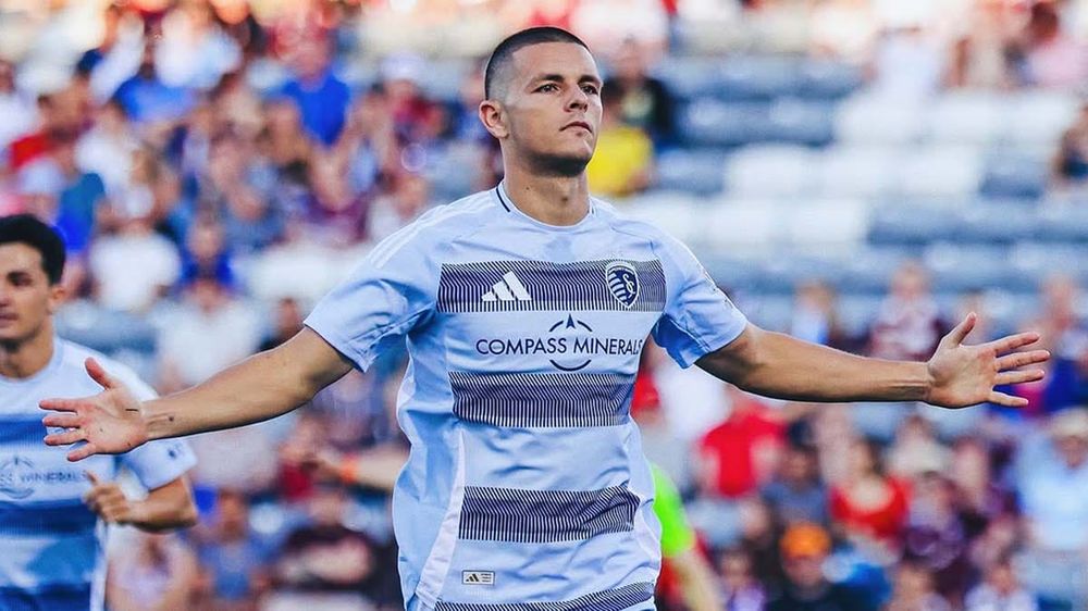 Dejan Joveljić celebrating scoring a goal