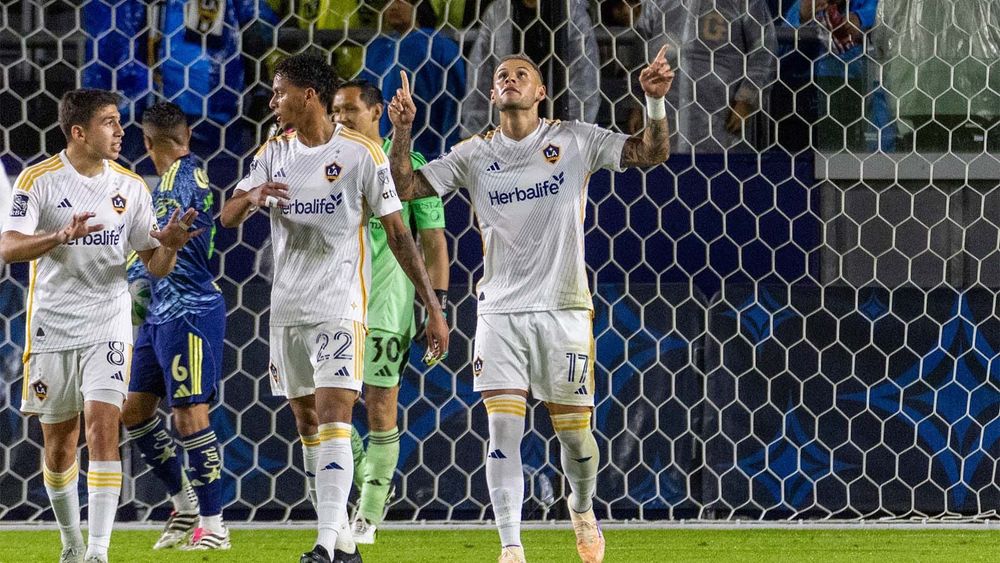 Christian Ramirez celebrating goal scored against Club América