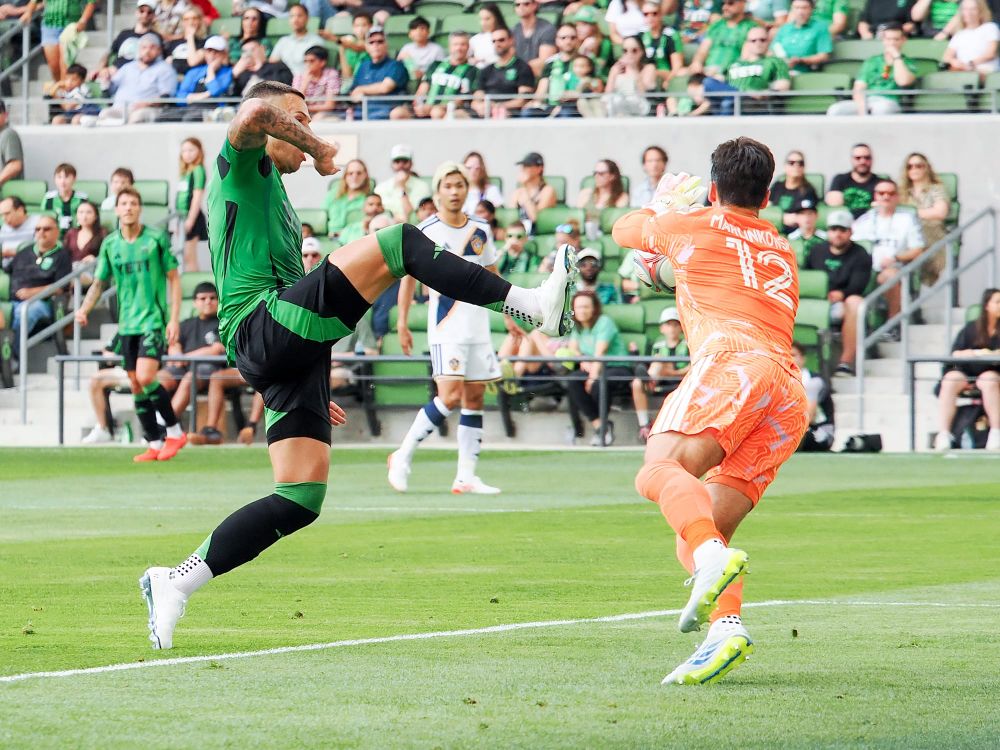 Christian Ramírez trying to score against JT Marcinkowski