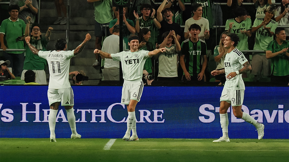 Ilie Sánchez celebrating his goal with Facundo Torres and Brandon Vázquez