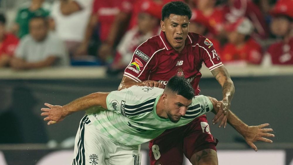 Besard Šabović grabbed by a Toluca player