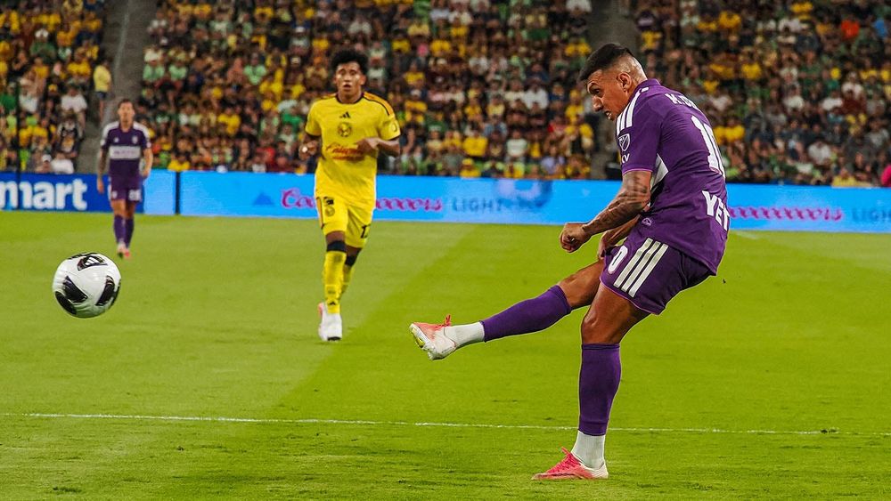 Austin FC's Myrto Uzuni scoring a goal against Club América