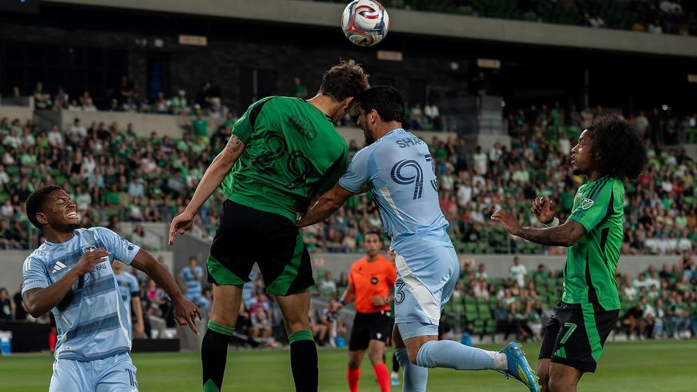Guilherme Biro battles for a ball with an SKC player 