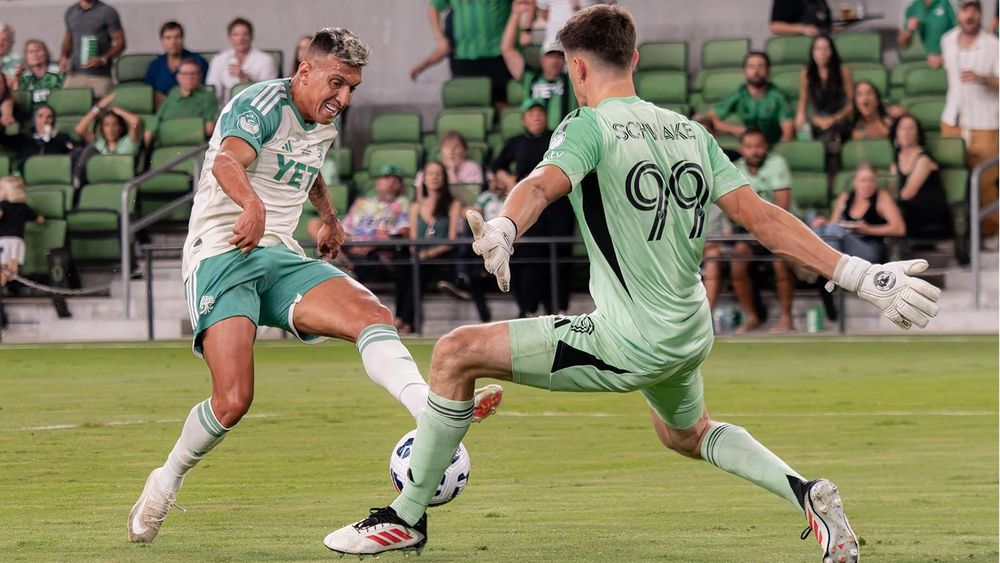 Myrto Uzuni trying to score against Brian Schwake