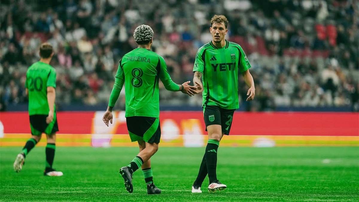 Guilherme Biro congratulating Dani Pereira for scoring a goal