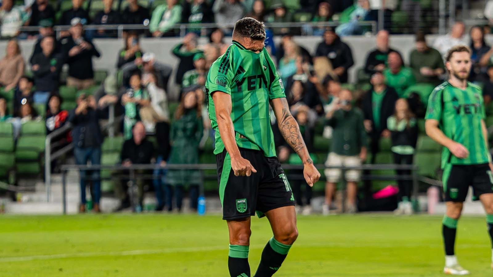 Myrto Uzuni hiding his face in his jersey after missing a PK against LAFC