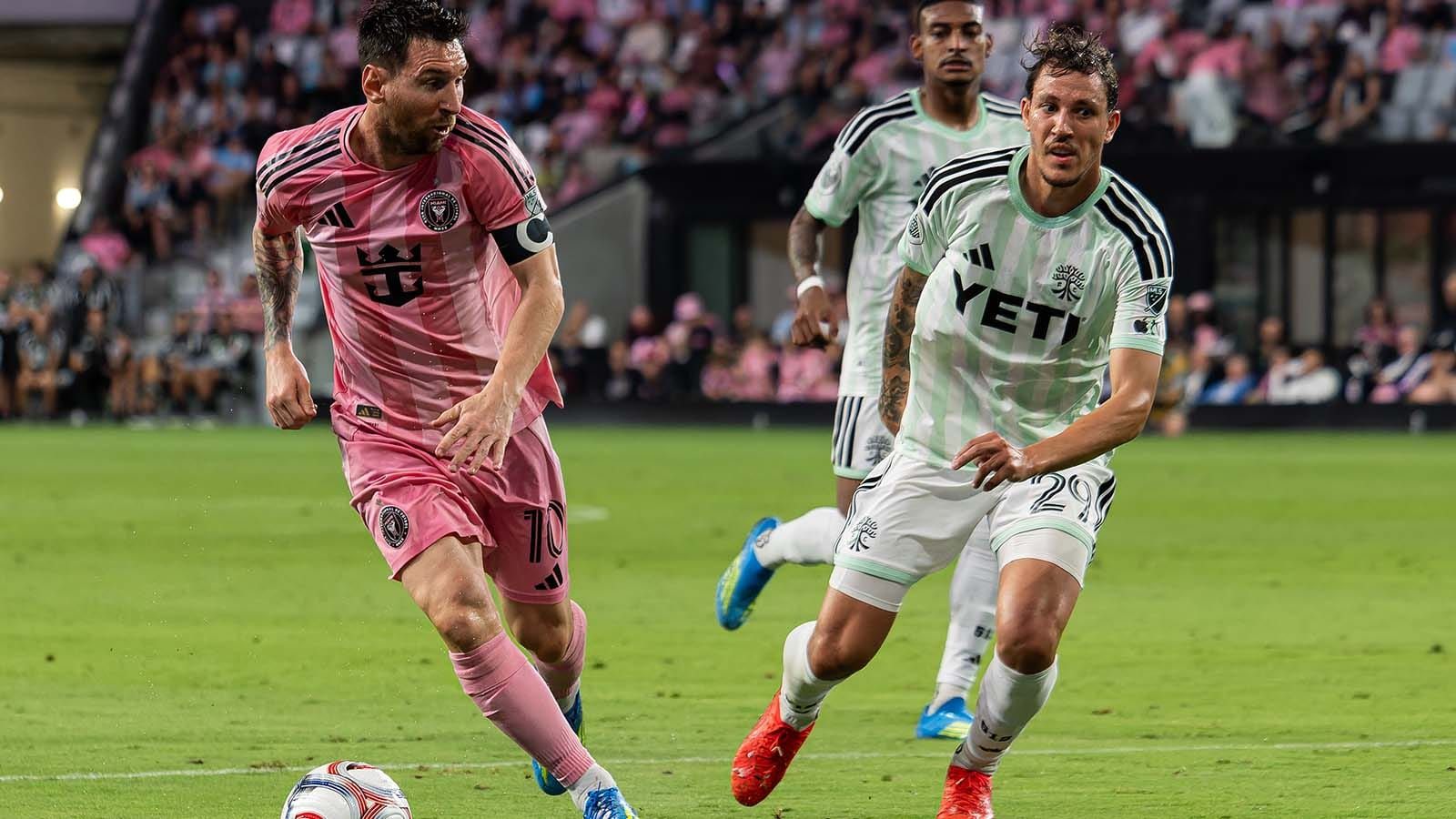 Lionel Messi dribbling against Guilherme Biro