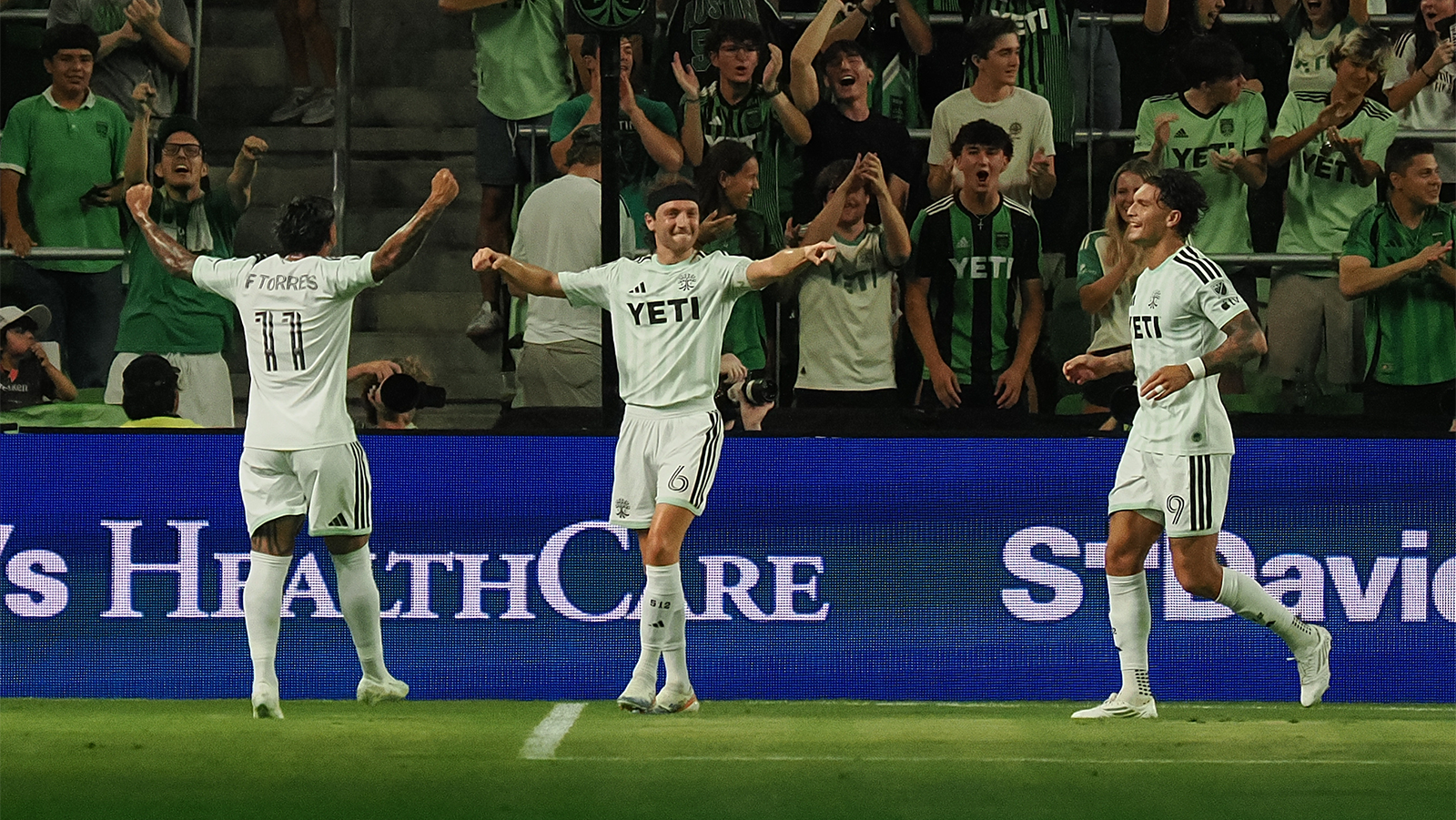 Ilie Sánchez celebrating his goal with Facundo Torres and Brandon Vázquez