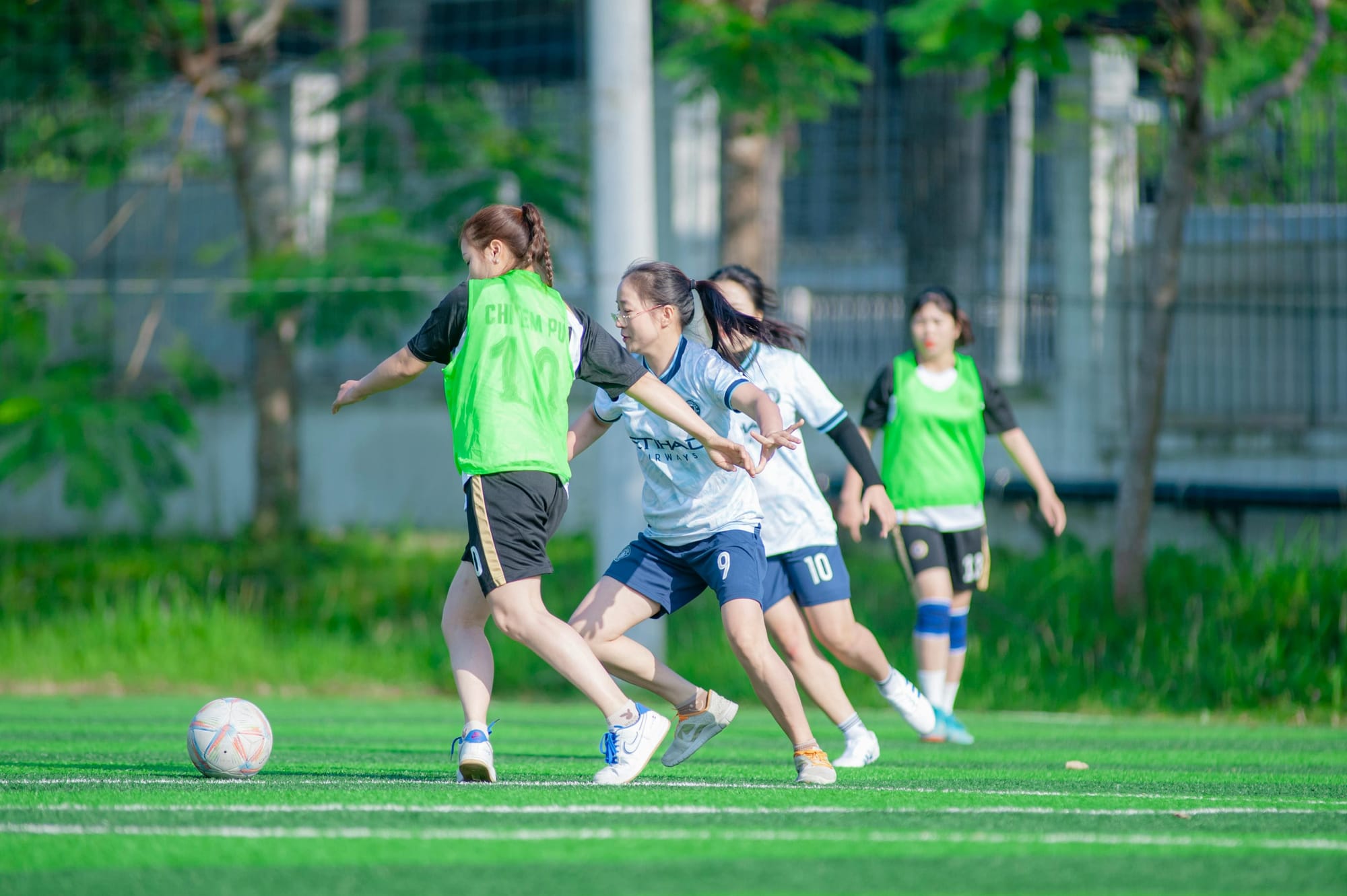 Niñas realizando un ejercicio para mejorar la salida de balón en fútbol