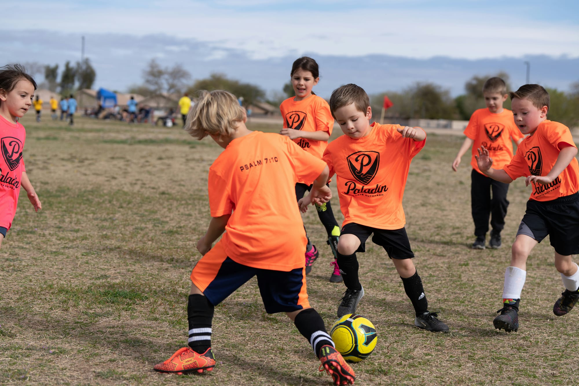 Niños jugando al fútbol