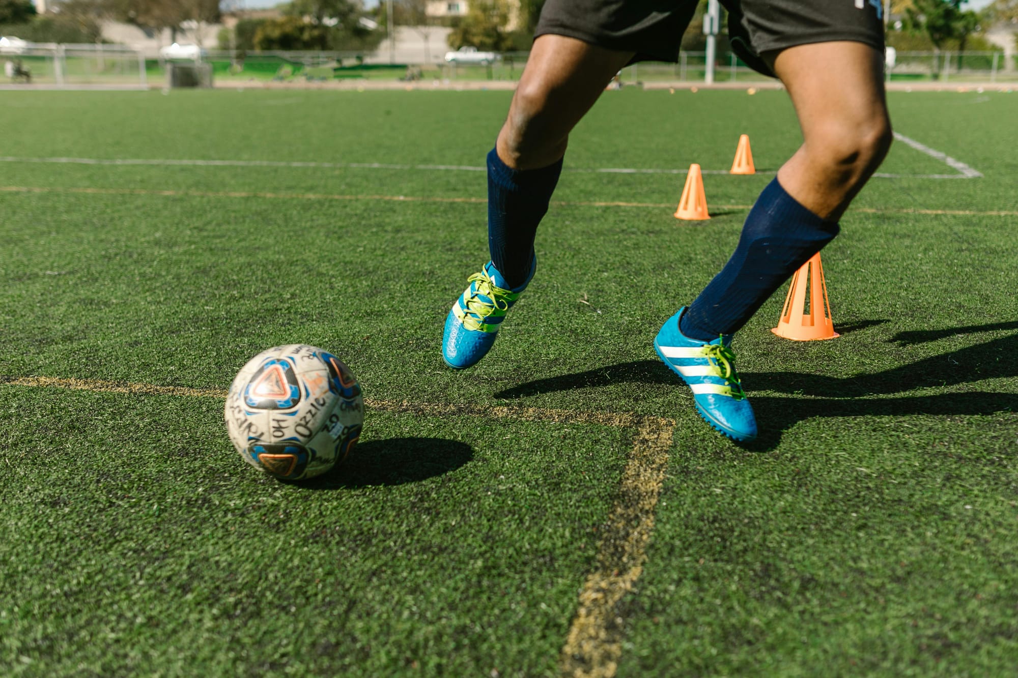 Jugador entrenando para mejorar en el fútbol
