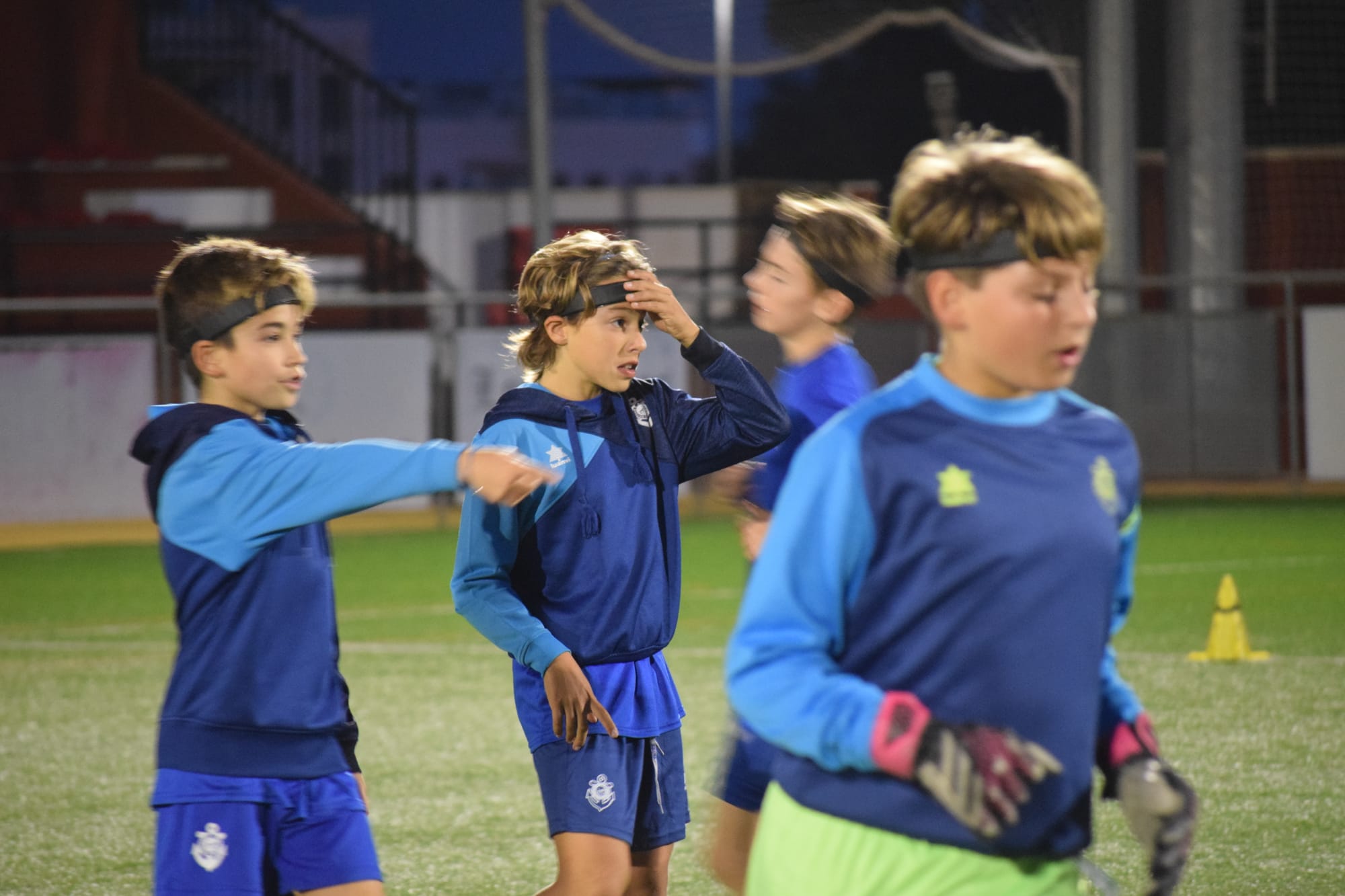 Niños entrenando al fútbol