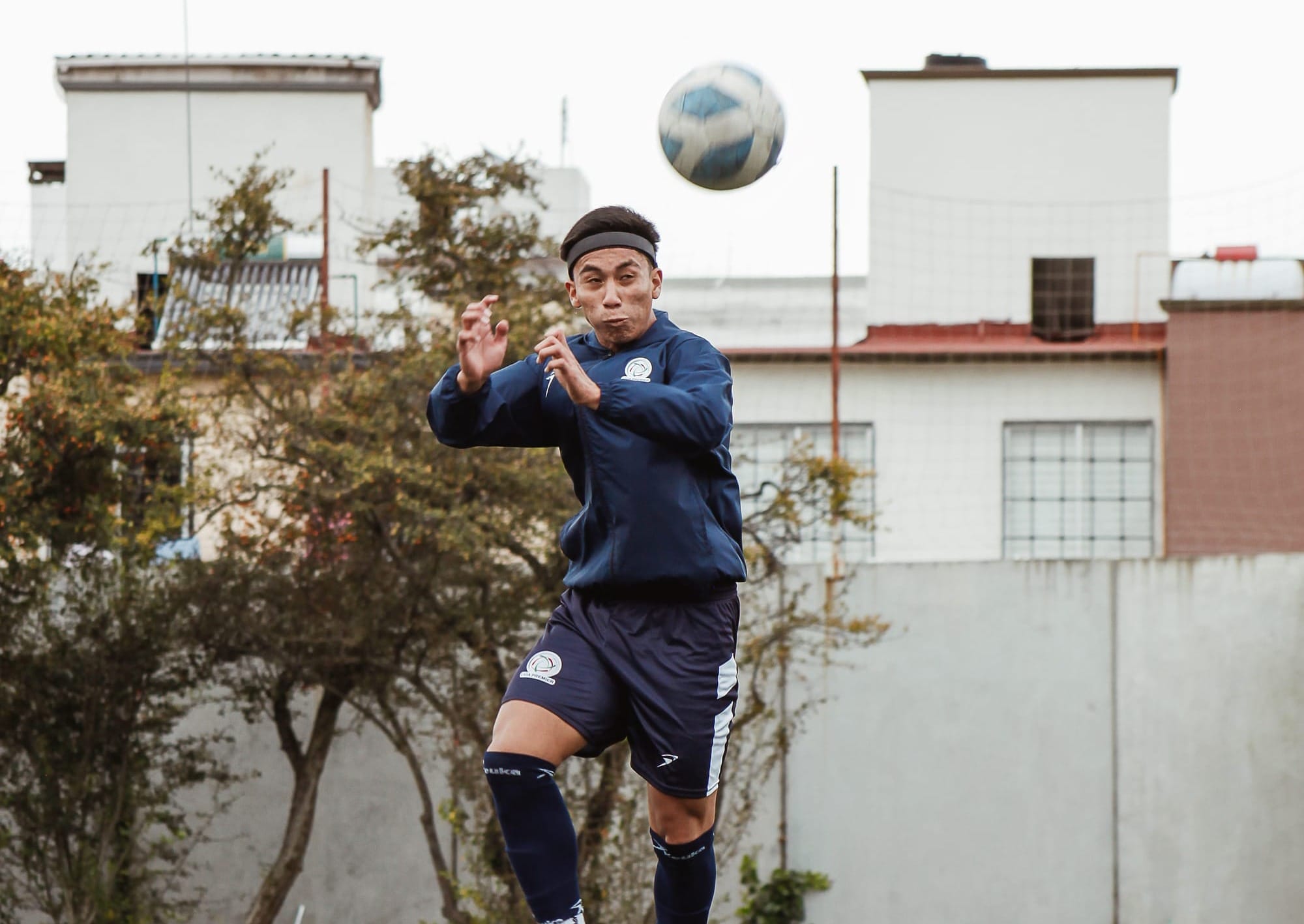 Remata de cabeza en el fútbol