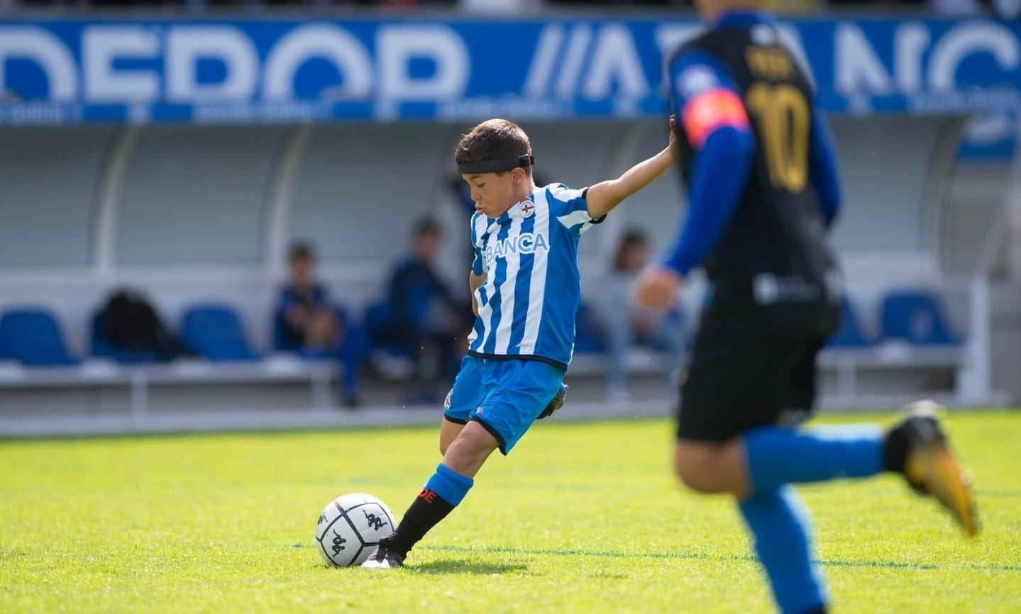 Futbolista realizando un tiro a puertaJugador de fútbol realizando un tiro a puerta con técnica de empeine para máxima potencia