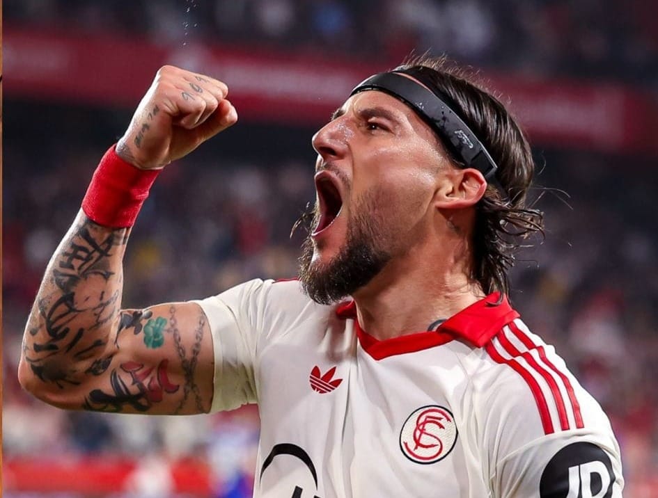Nemanja Gudelj celebra el gol de la victoria del Sevilla ante el Atlético de Madrid usando la cinta Proteckthor.
