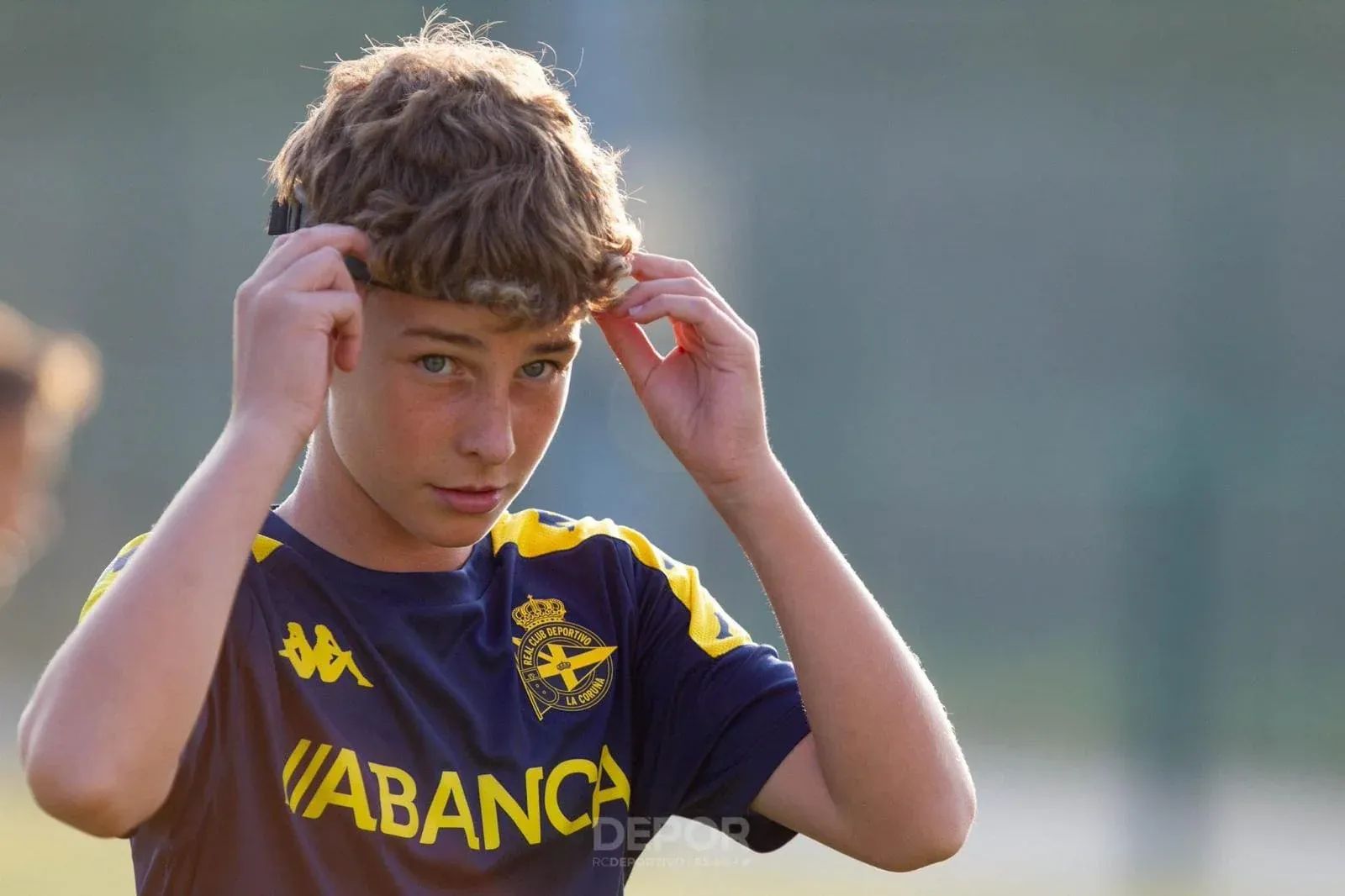 Soccer player with a Proteckthor headband