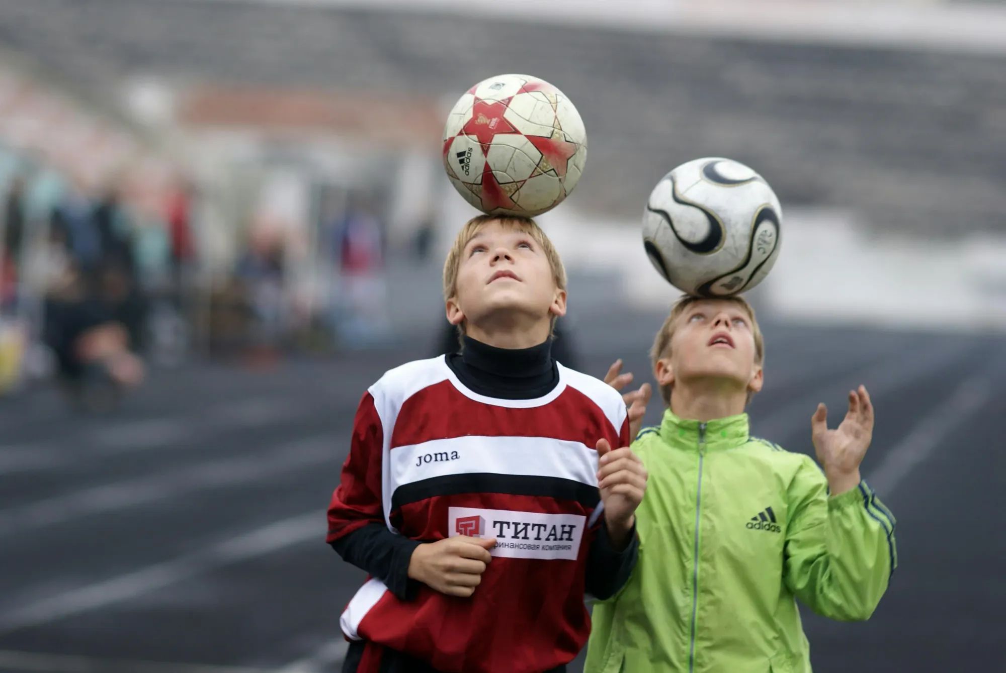 Niños jugando al fútbol con la cabeza