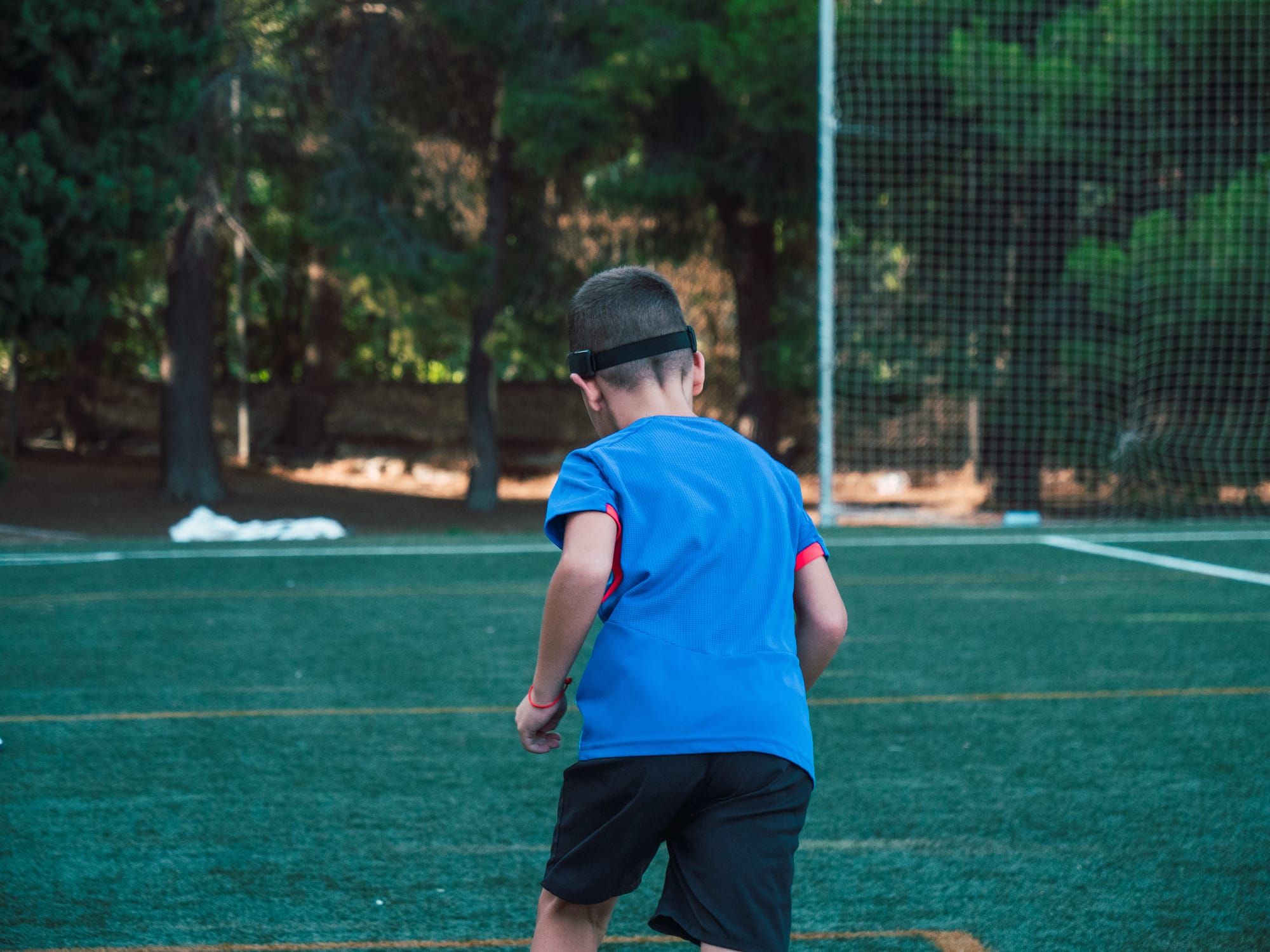 Niño jugando al fútbol