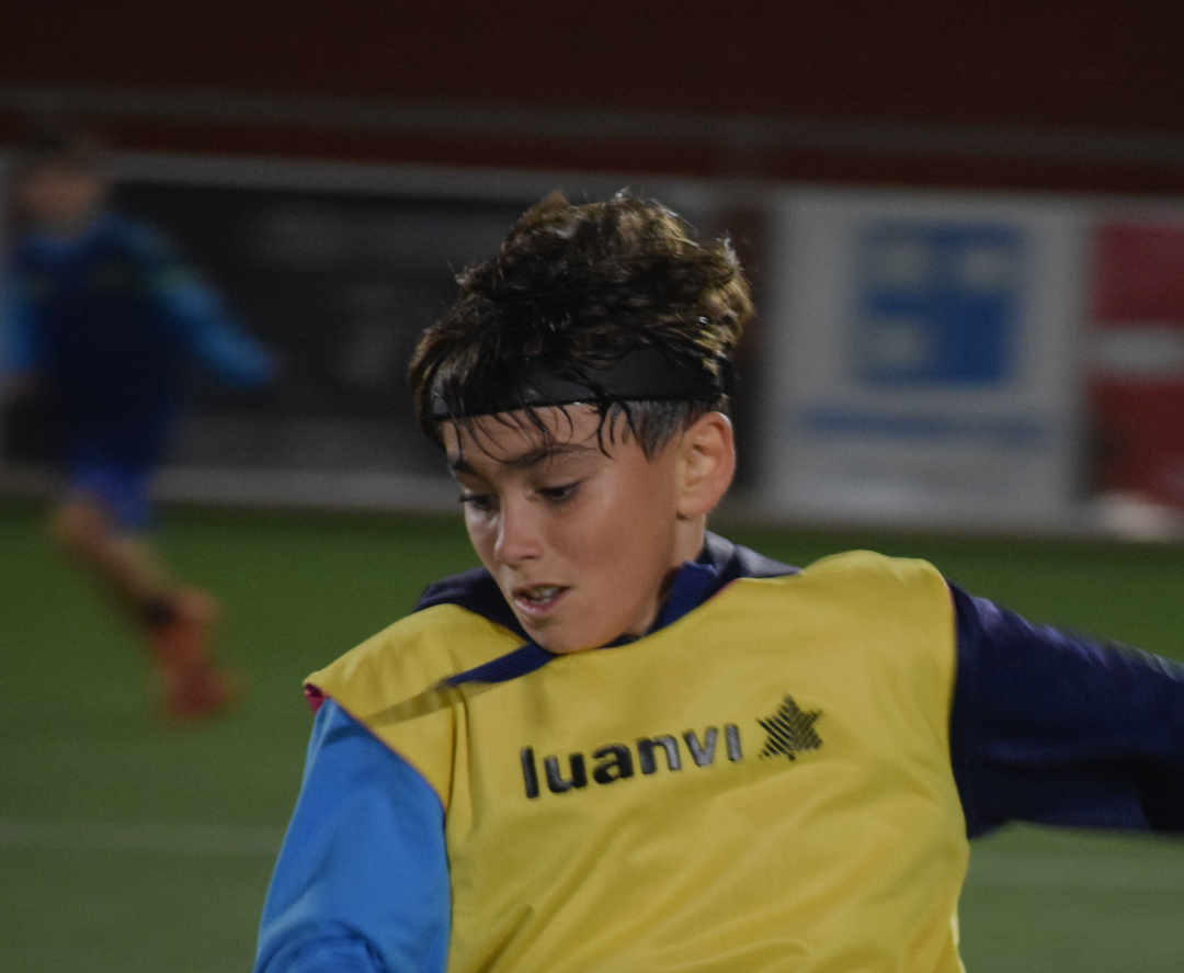 Niño jugando al fútbol