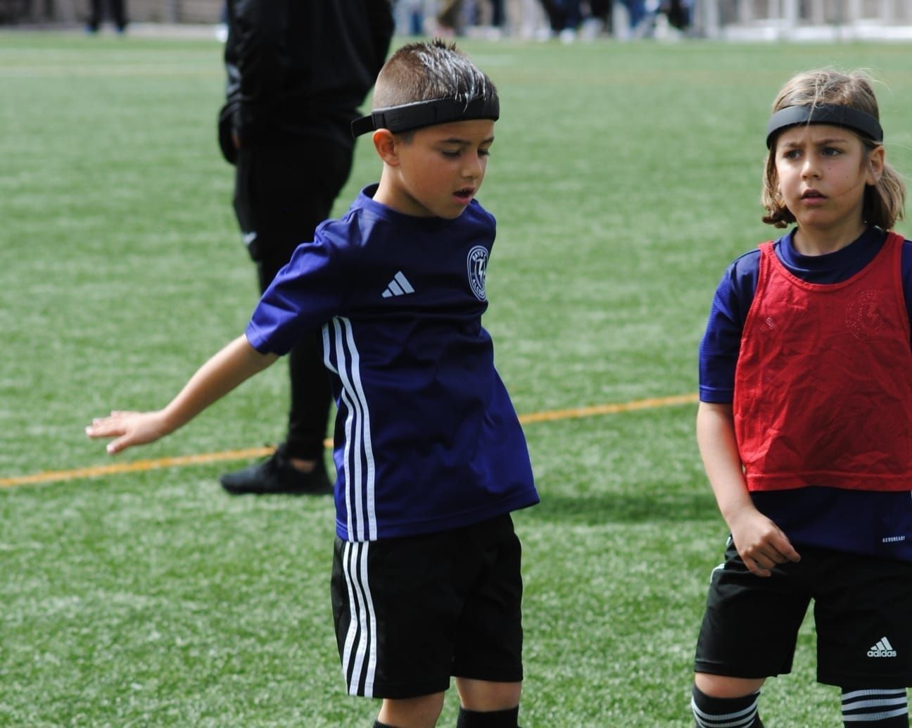 Niño haciendo un remate en fútbol