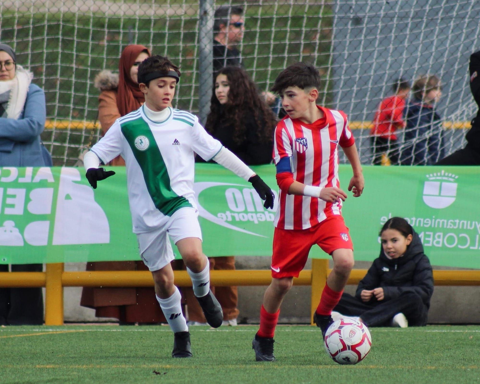 Niños jugando en equipos de fútbol de Madrid