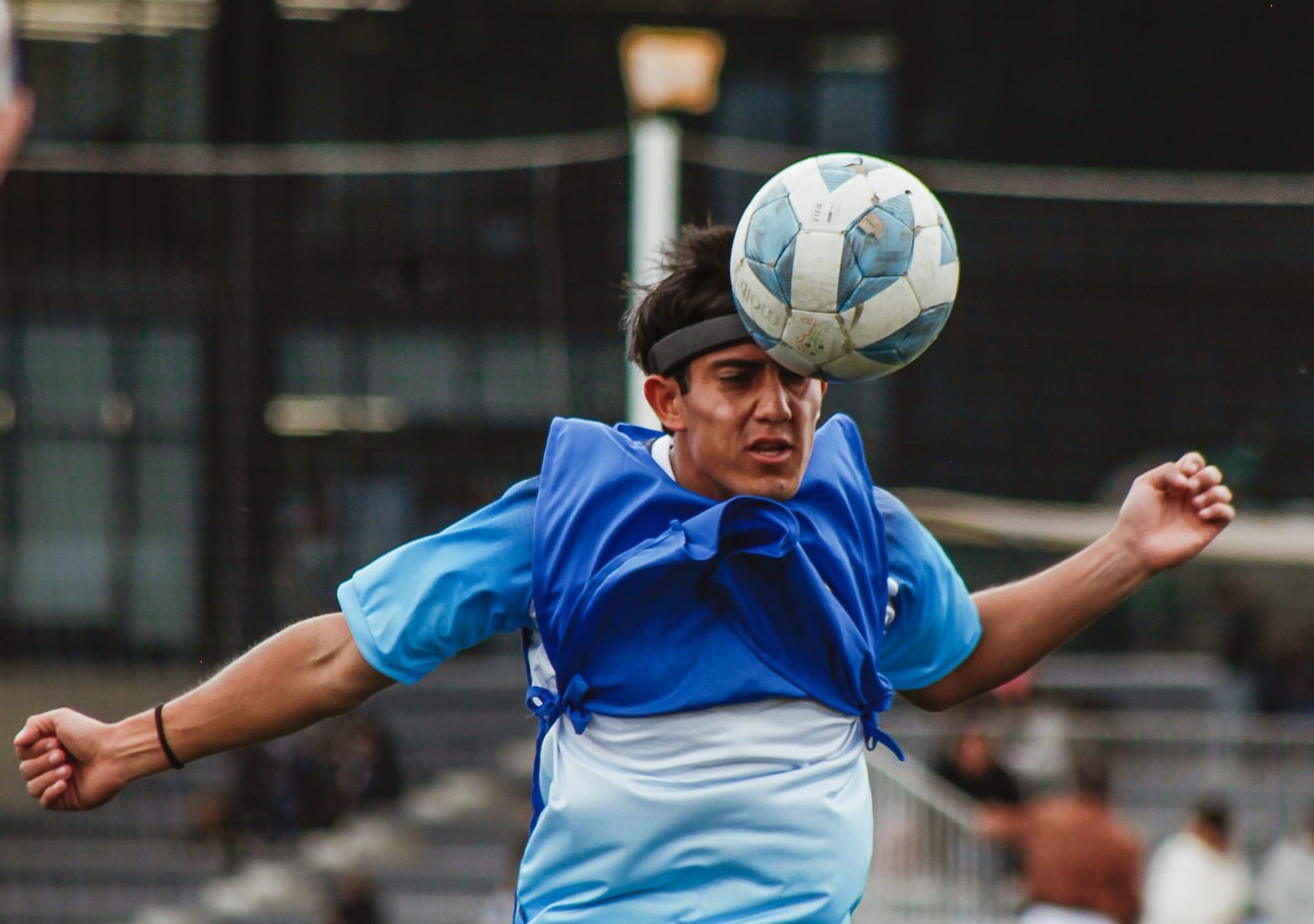 Los riesgos de rematar de cabeza en fútbol