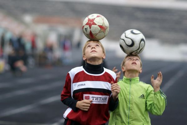 Niños jugando al fútbol con la cabeza