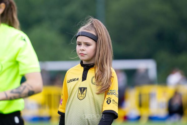 Niña jugando al fútbol